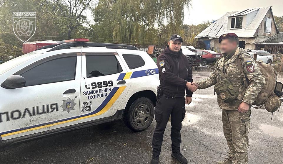 Поліцейські охорони Кіровоградщини допомогли військовому, в якого зламалася автівка