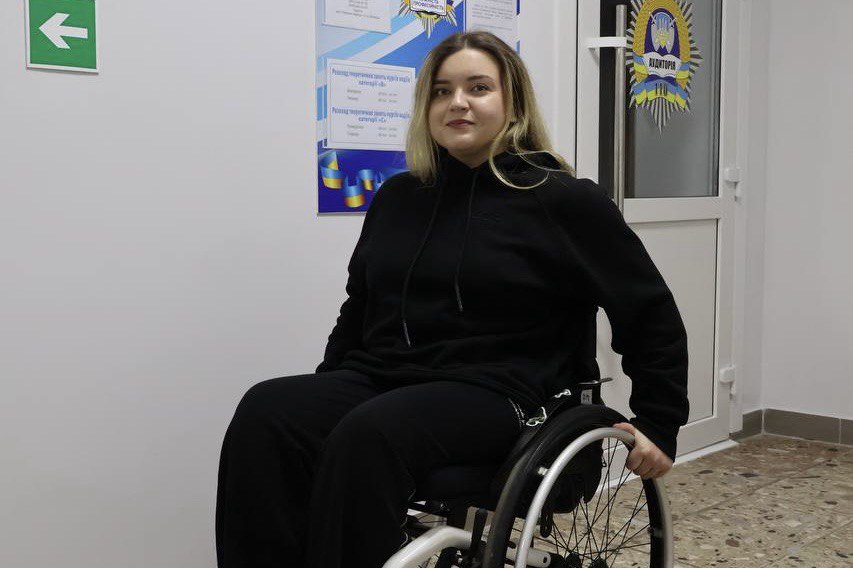Без бар’єрів до мрії: історія Дар’ї Мудрик — учениці безбар’єрної автошколи у Вінниці