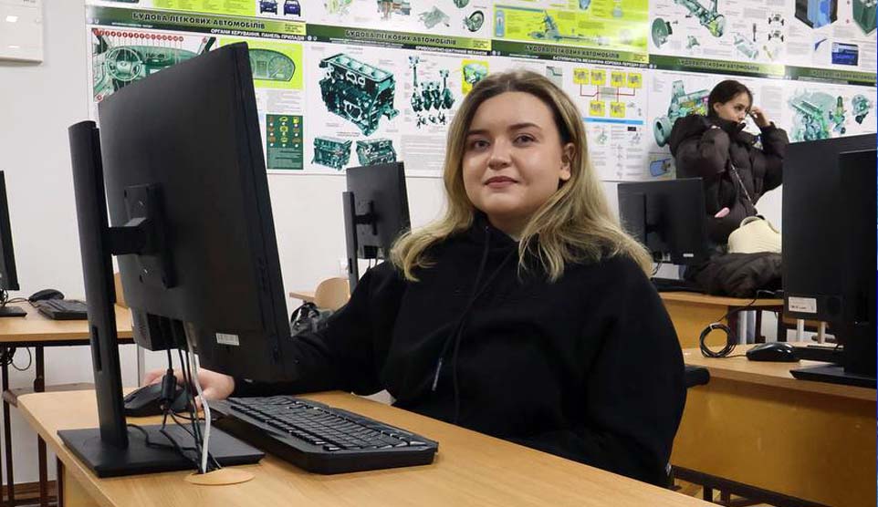 Без бар’єрів до мрії: історія Дар’ї Мудрик — учениці безбар’єрної автошколи у Вінниці