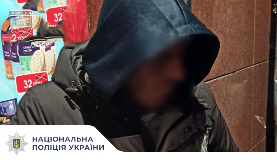 Розбив вікно магазину каменем: поліцейські охорони Тернопільщини знайшли нічного хулігана