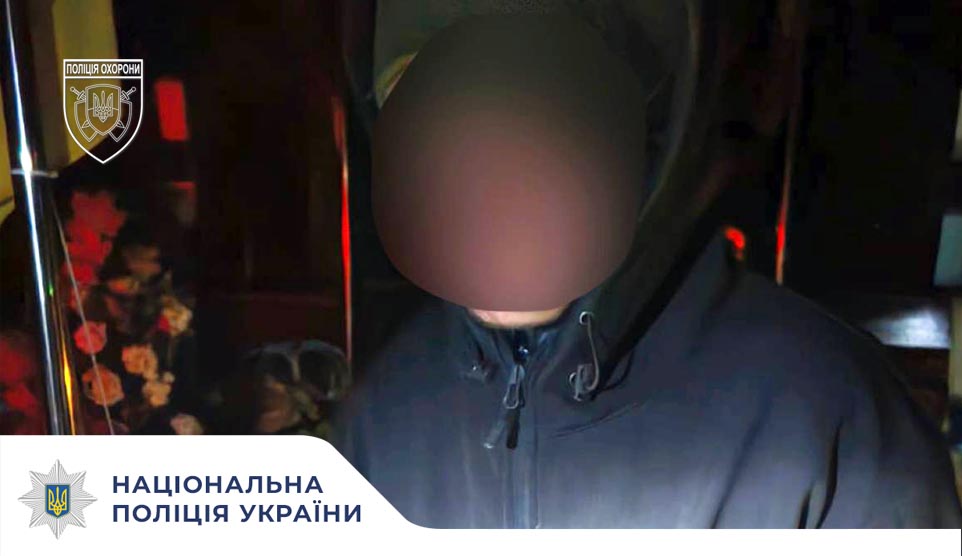 Збирав поминальні реквізити на кладовищі: у Дубні поліцейські охорони затримали правопорушника