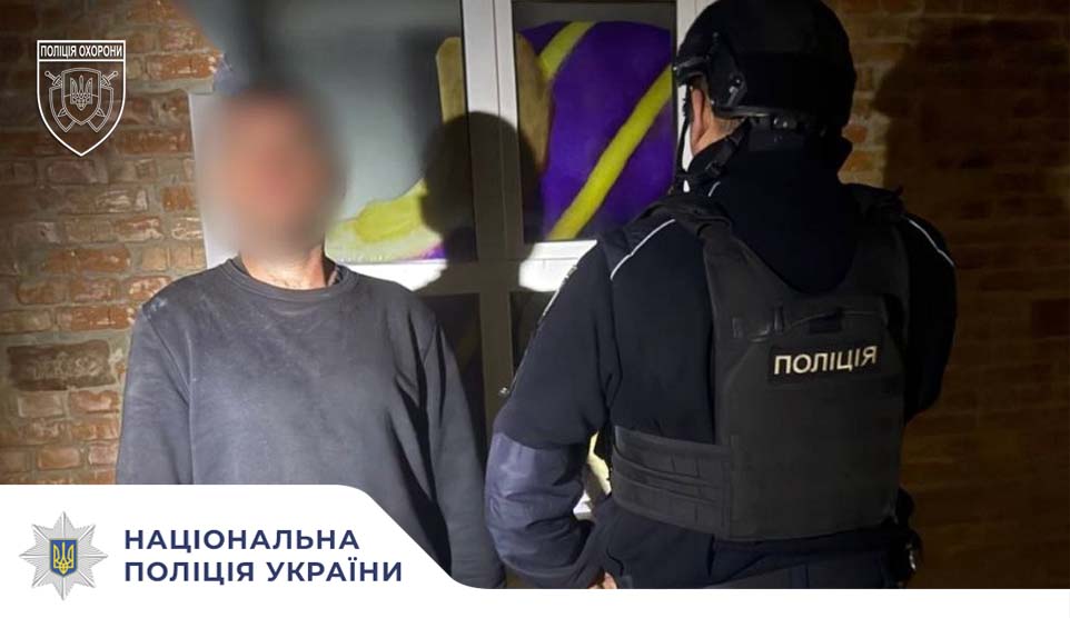 В Івано-Франківську поліцейські охорони затримали чоловіка, який проник до магазину