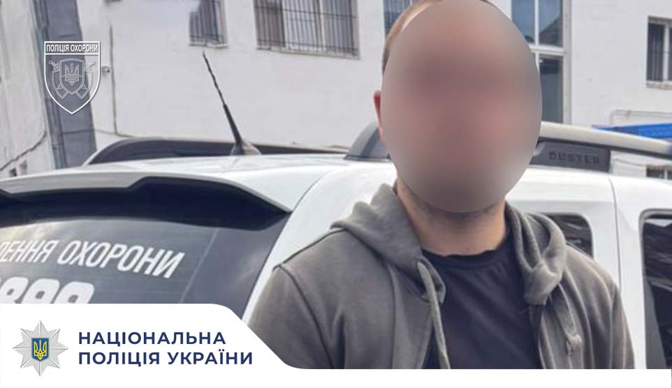 Поліцейські охорони Івано-Франківщини затримали чоловіка з речовиною, схожою на наркотичну
