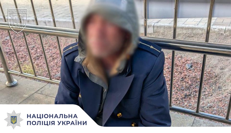 У Києві поліцейські охорони затримали чоловіка, який проник до музейного потяга та пошкодив експозицію