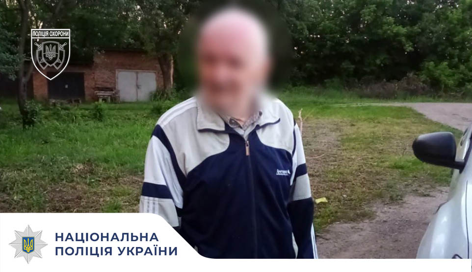 Поліцейські охорони повернули додому чоловіка старшого віку