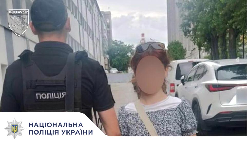 Поліцейські охорони виявили у жінки речовину, схожу на наркотичну