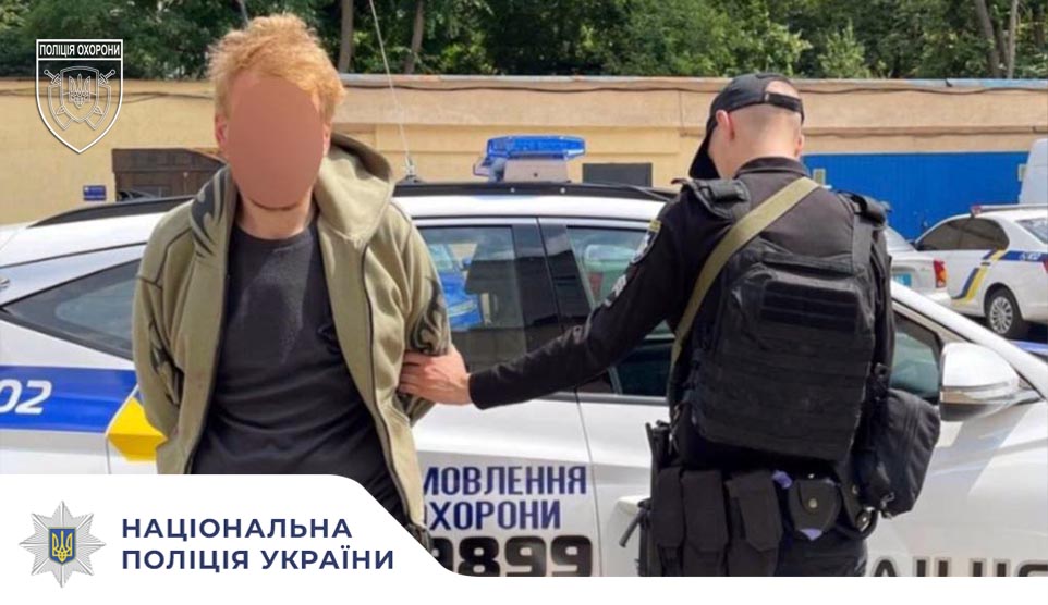 У Києві поліцейські охорони затримали чоловіка, підозрюваного у крадіжці мобільного телефону