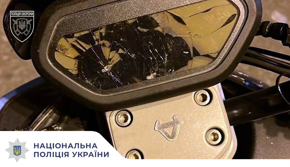 Пошкодили електросамокат серед ночі: поліцейські охорони затримали двох чоловіків