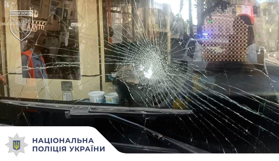 Поліція охорони затримала чоловіка, який пошкодив тролейбус в Одесі